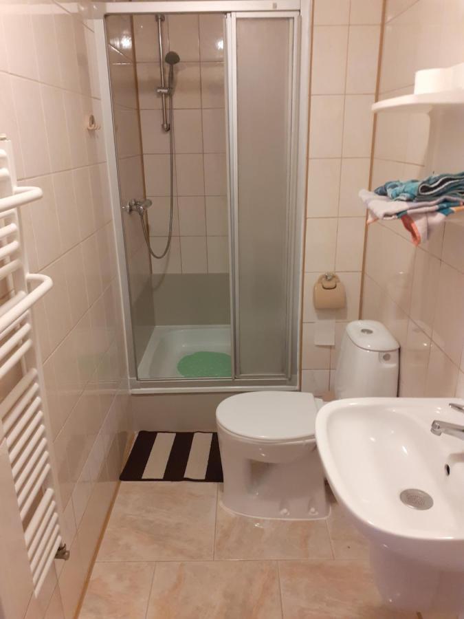 Wynajem Apartamentow I Pokoi. Ustronie Morskie Luaran gambar